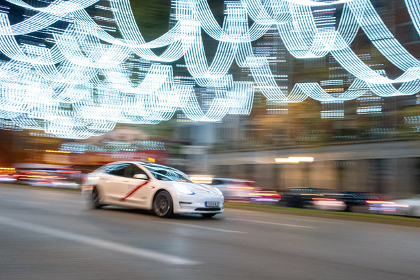 一张生动的特斯拉出租车在圣诞节期间运动中的照片图片下载