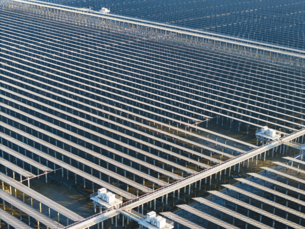 海边太阳能电池板发电厂的航拍照片图片下载