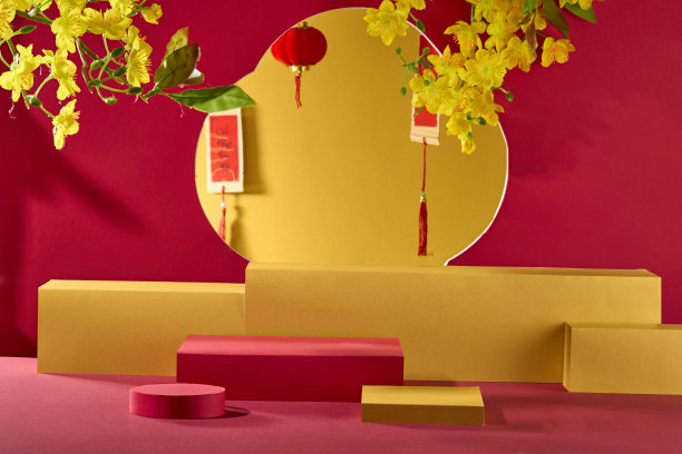 一个带有新年概念的广告产品图片。正面视角展示了一些空的红色和黄色展示台，装饰着红灯笼、黄色花朵和吉祥的卷轴。图片下载
