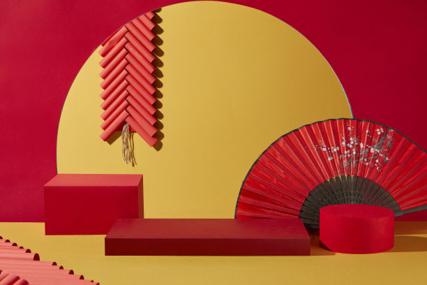 空荡荡的红色产品展示平台特写，配有烟花串和红色手扇。春节主题的图片，背景为红色和黄色。图片下载