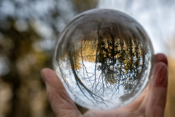 关注自然和气候的保护，水晶球内反射出北欧自然风光的库存照片。图片下载