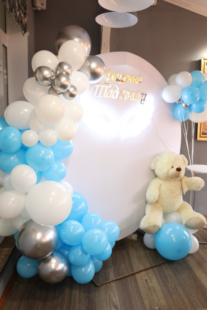 带有发光天使翅膀和气球的照片亭。图片下载