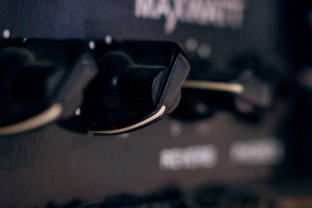 吉他放大器上的旋钮特写，微距照片图片下载