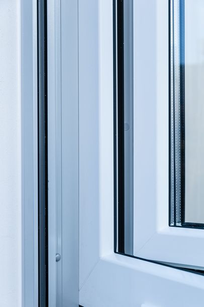 正在翻新的房子窗户的特写照片。图片下载