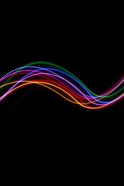 长时间曝光的照片。光绘摄影，鲜艳的彩虹色仙女灯在黑色背景下。图片下载