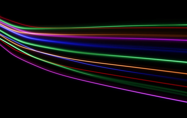 长时间曝光的照片。光绘摄影，鲜艳的彩虹色仙女灯在黑色背景下。图片下载