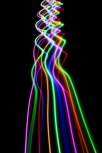 长时间曝光的照片。光绘摄影，鲜艳的彩虹色仙女灯在黑色背景下。图片下载