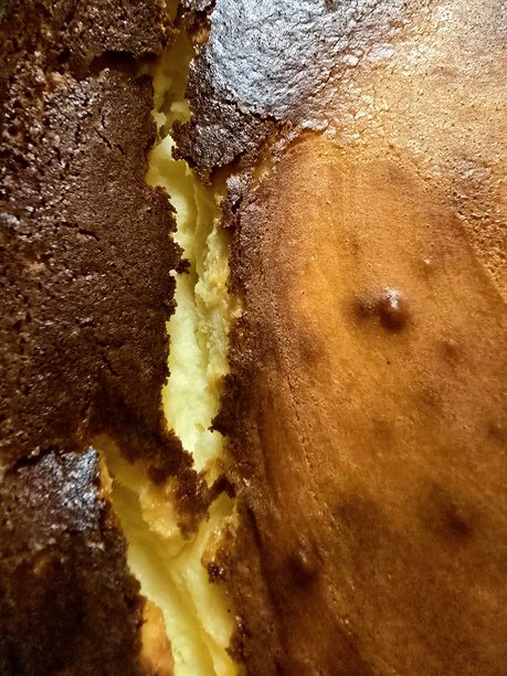 裂纹质感的芝士蛋糕照片。图片下载