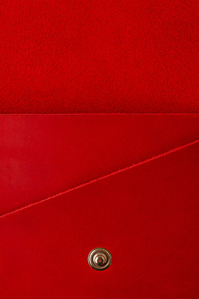 红色皮革绒面钱包作为背景的特写照片。图片下载