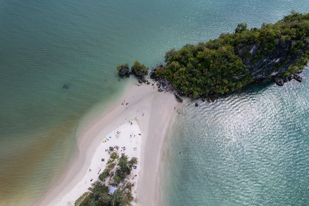 泰国克拉比省奥南的诺帕拉特塔海滩。无人机照片图片下载