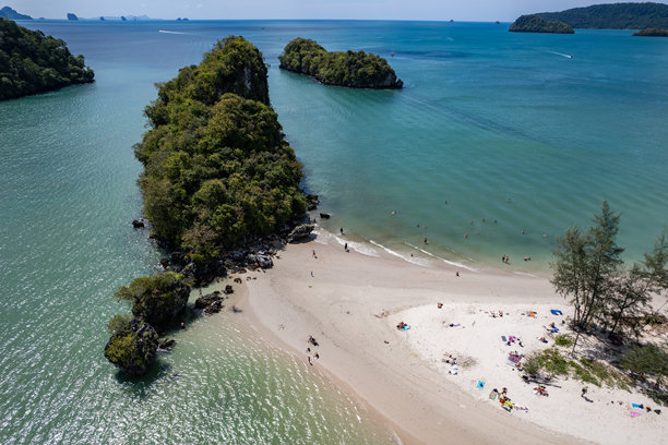 泰国克拉比省奥南的诺帕拉特塔海滩。无人机照片图片下载