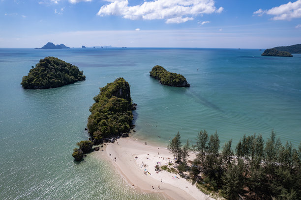 泰国克拉比省奥南的诺帕拉特塔海滩。无人机照片图片下载