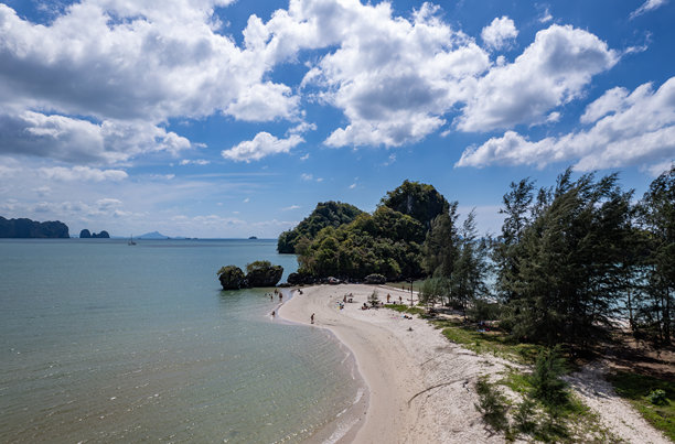 泰国克拉比省奥南的诺帕拉特塔海滩。无人机照片图片下载