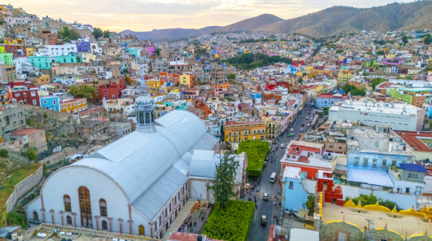 瓜纳华托市的伊达尔戈市场的航拍照片。它的铸铁结构和屋顶上的钟表在色彩斑斓的房屋和狭窄的街道中格外显眼。图片下载