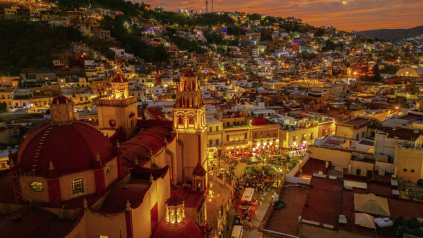 瓜纳华托市的航拍照片，拍摄于傍晚时分。其标志性殖民地建筑的灯光熠熠生辉。大教堂和大学显得格外美丽。图片下载