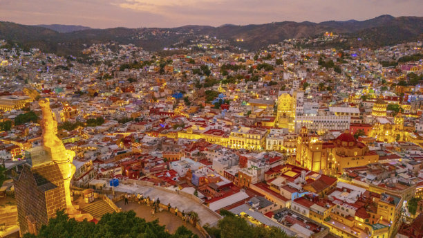 瓜纳华托市的航拍照片，拍摄于傍晚时分。其标志性殖民地建筑的灯光熠熠生辉。大教堂和大学显得格外美丽。图片下载