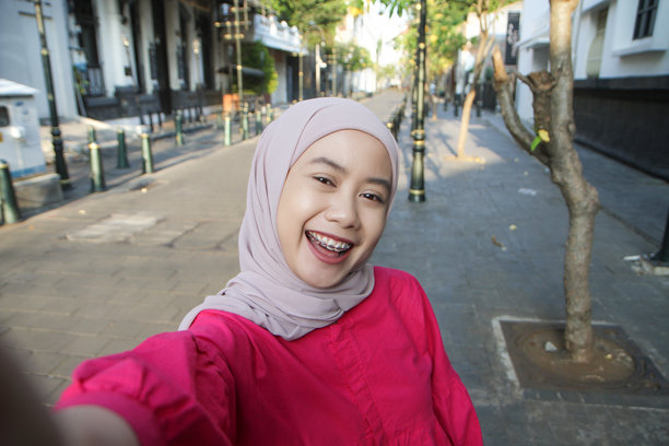 在印度尼西亚塞马朗的老城区（Kota Lama）自拍的快乐亚洲穆斯林女性照片图片下载