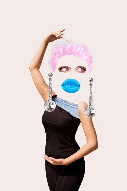 垂直创意照片拼贴，年轻女孩，健身舞者，面部碎片，剪切的嘴巴和眼睛，粉色头发，耳环，芭蕾舞运动服图片下载