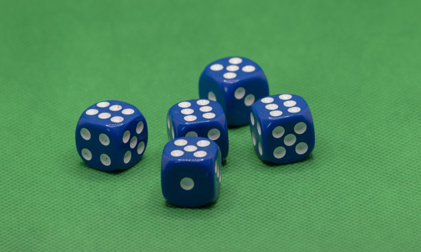 蓝色骰子（赌博骰子）与白色点和绿色背景的照片图片下载