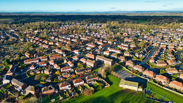 英国克纳斯堡的郊区住宅区航拍照片，带有公园。图片下载