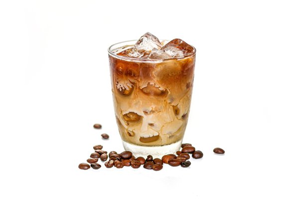 拿铁冰咖啡和咖啡豆的图片，背景为白色，突出孤立概念。图片下载