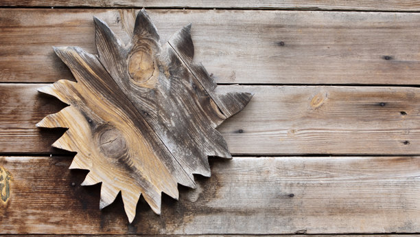 深色木质表面上雕刻的浮雕新月太阳的照片。图片下载