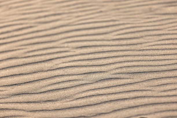 波浪状沙子纹理，背景照片。抽象沙丘质感图片下载