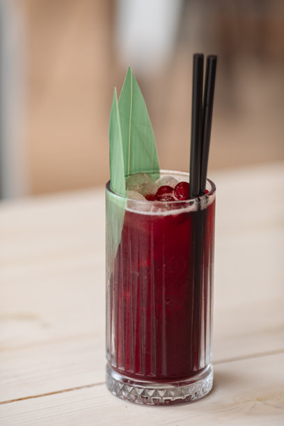 桌子上摆放着无酒精鸡尾酒，这是一张餐厅饮品的美丽照片。图片下载