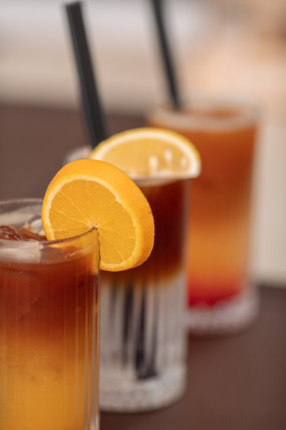 桌子上摆放着无酒精鸡尾酒，这是一张餐厅饮品的美丽照片。图片下载