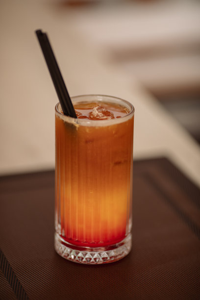 桌子上摆放着无酒精鸡尾酒，这是一张餐厅饮品的美丽照片。图片下载