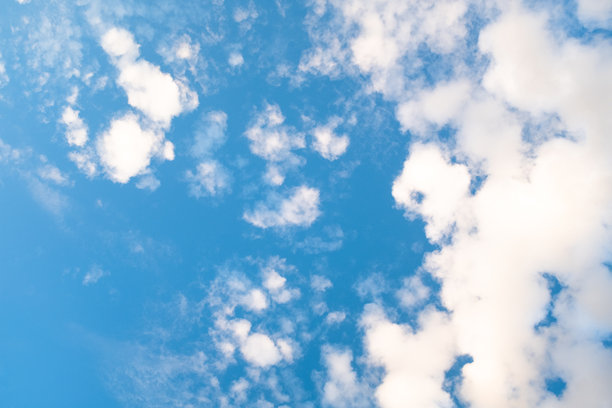 日落时分的蓝天与轻柔的云朵。这张天空照片非常适合用作背景，传达宁静、自然或自由的主题，可用于与放松、灵感或户外相关的设计。图片下载