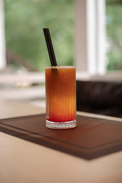 桌子上摆放着无酒精鸡尾酒，这是一张餐厅饮品的美丽照片。图片下载