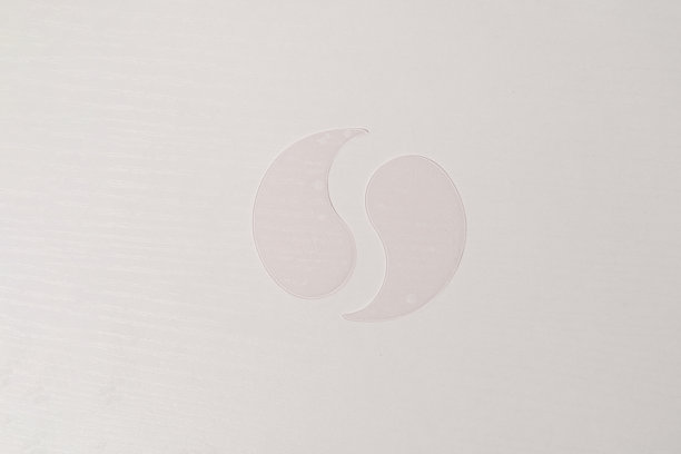 面部护肤产品的真实矢量模型，正面视图，白色背景下的眼下白色斑块面膜，适合照片拼贴。图片下载