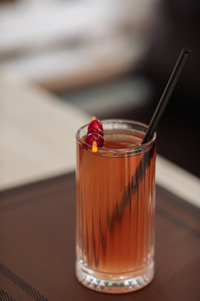 桌子上摆放着无酒精鸡尾酒，这是一张餐厅饮品的美丽照片。图片下载