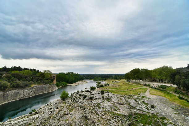 河流和蓝天的风景，照片为背景，在Pont du gard，花园，法国尼姆图片下载