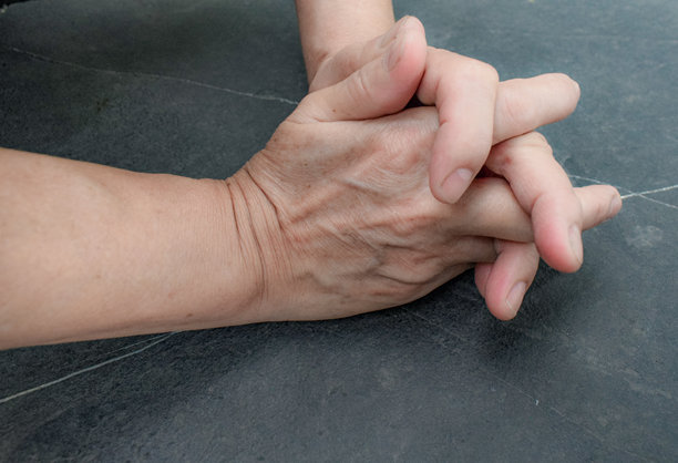 这张照片捕捉了一位老年人的皱纹手，充满了未曾诉说的故事。图片下载