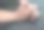 这张照片捕捉了一位老年人的皱纹手，充满了未曾诉说的故事。图片下载