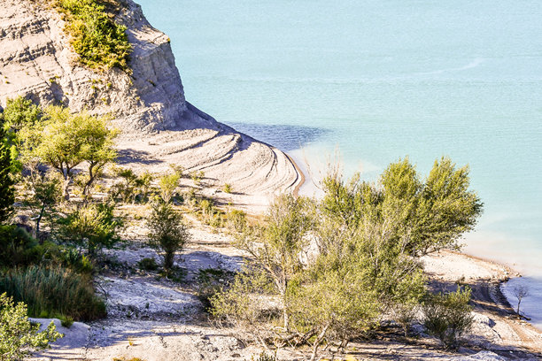 在比利牛斯山脉西班牙和法国之间的欧洲边界，海滩的景色，照片作为背景图片下载