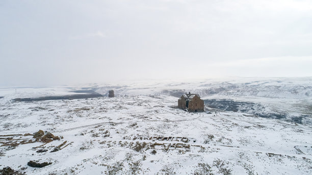 土耳其卡尔斯的阿尼遗址中的阿尼大教堂。雪下的阿尼大教堂无人机照片。图片下载