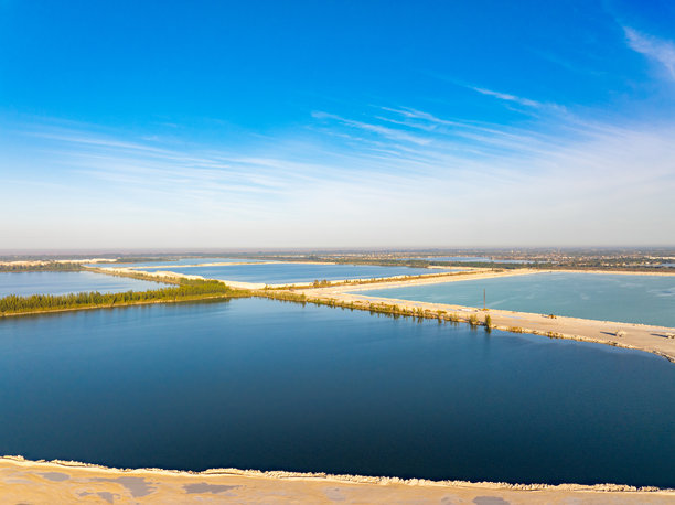 佛罗里达州高速公路旁的白色岩石采石场，位于迈阿密-戴德县哈亚利亚。航拍无人机库存照片图片下载