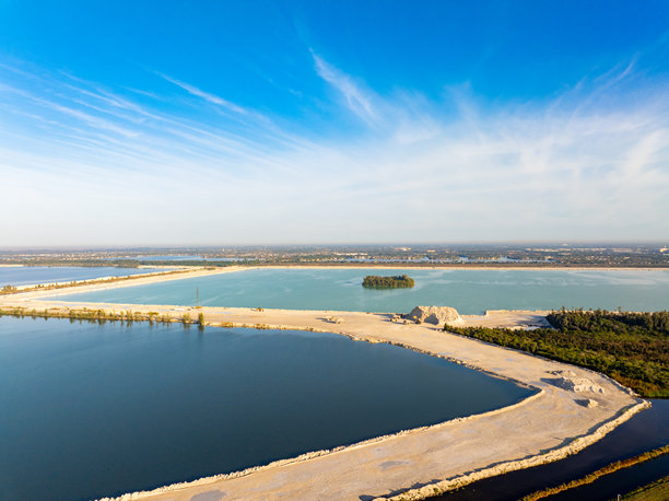 佛罗里达州高速公路旁的白色石料采石场，位于迈阿密-戴德县哈亚利亚。航拍无人机库存照片图片下载