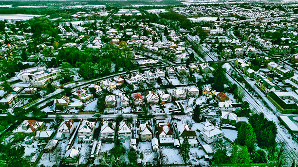 哈罗盖特，英国，雪覆盖的郊区房屋的航拍照片。图片下载