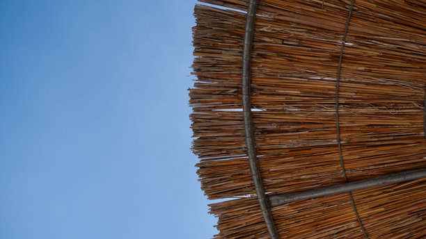 黄色稻草伞与蓝天的抽象照片图片下载