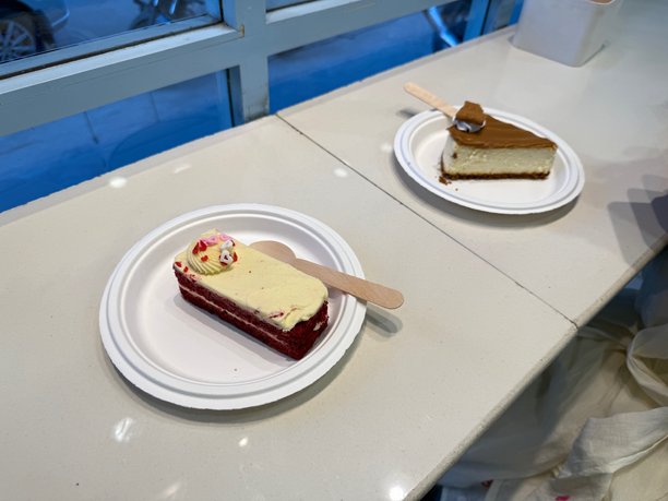 美味的刚出炉的糕点放在盘子上。甜点概念。高质量4K视频素材图片下载