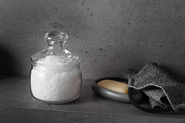 水疗、放松和美容主题的照片，自然镁盐、肥皂、去角质的丝瓜络在时尚的浴室中，极简美学趋势，家庭健康护理以缓解压力和促进良好睡眠。图片下载