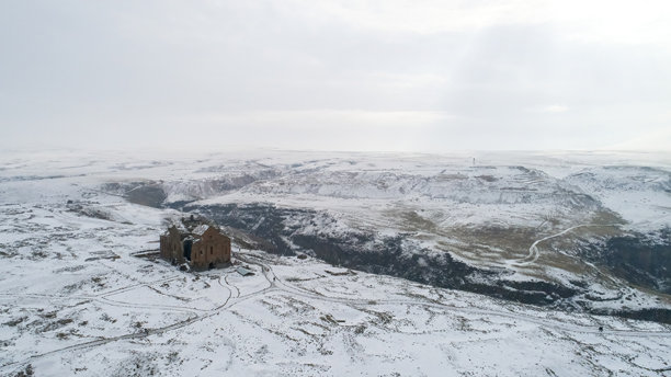 土耳其卡尔斯的阿尼遗址中的阿尼大教堂。雪下的阿尼大教堂无人机照片。图片下载