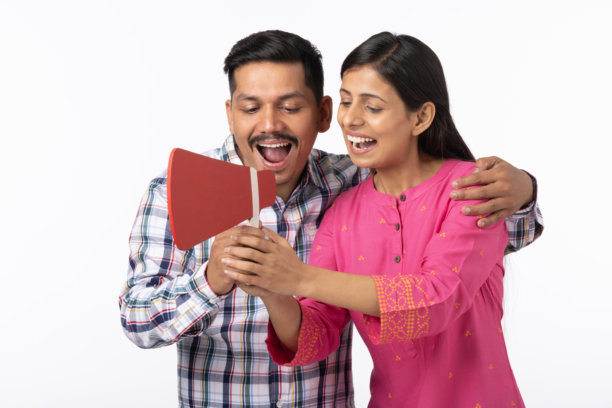 身穿休闲服的印度年轻情侣在白色背景下的照片图片下载