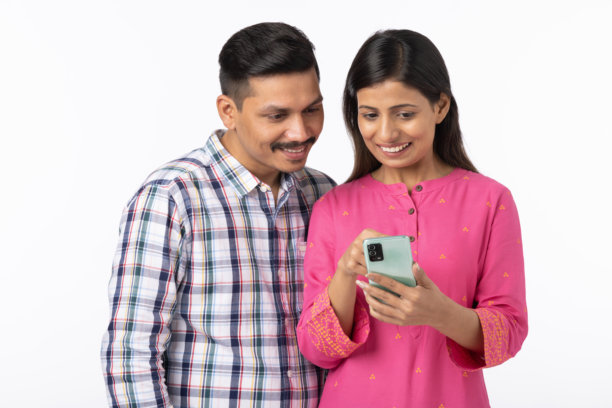 身穿休闲服的印度年轻情侣在白色背景下的照片图片下载