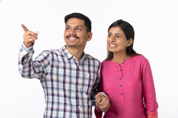 身穿休闲服的印度年轻情侣在白色背景下的照片图片下载