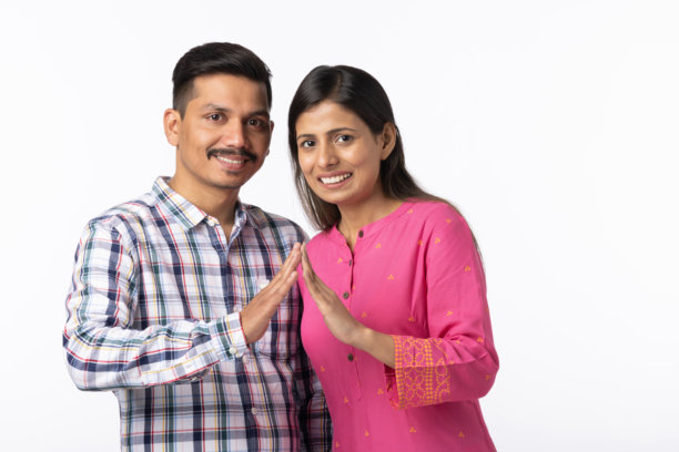 身穿休闲服的印度年轻情侣在白色背景下的照片图片下载